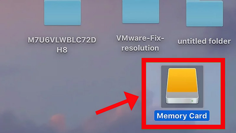 Gắn thẻ SD vào máy tính.